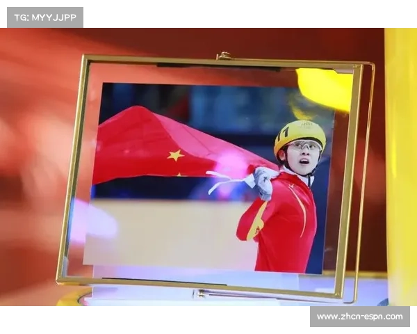 颁奖仪式瞬间：国旗升起国歌奏响，运动员激动之情溢于言表