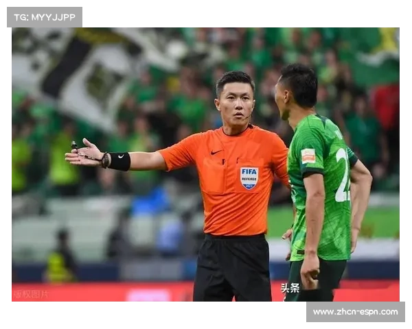 雨战中球员滑倒致乌龙，裁判经VAR改判